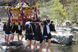 乙父神社の祭典とおみこしお川下げ